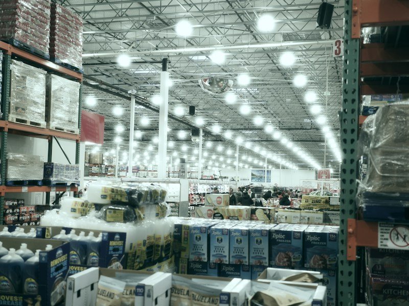 Pallet of wholesale free pots for balcony vegetable gardening staged in a distribution warehouse aisle